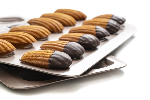 玛德琳自制和融化的巧克力在一个模子孤立在白色图片下载