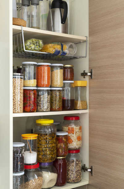 琳琅满目的食品储藏室里有各种罐头，各种腌菜和水果图片下载