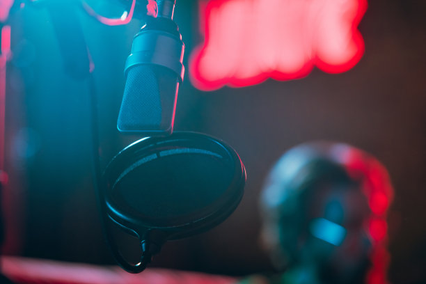 音乐家在霓虹灯下表演的特写。广告概念，爱好，音乐，节日，娱乐。图片下载