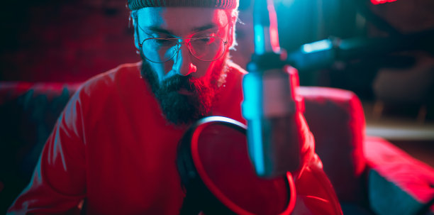 音乐家在霓虹灯下表演的特写。广告概念，爱好，音乐，节日，娱乐。图片下载