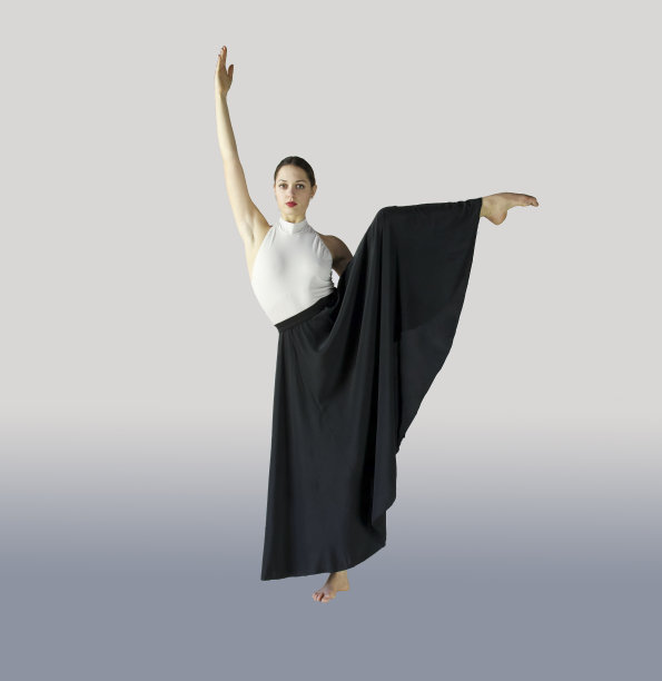 芭蕾舞女演员穿着黑色长裙摆着舞蹈姿势图片下载