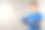 带着拳击手套的快乐男孩站在灰色的背景下图片下载
