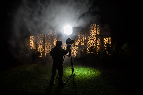 卡通风格的城市建筑。现实的城市建筑微缩灯。背景。图片下载