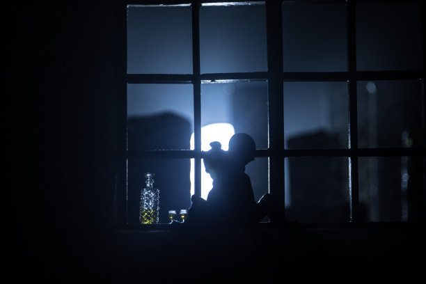 一个有家具和窗户的逼真的玩具屋客厅。一对浪漫的情侣坐在窗前。艺术品桌子装饰与手工逼真的玩偶屋。有选择性的重点。图片下载