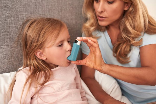 一幅母亲治疗女儿哮喘病发作的照片图片下载