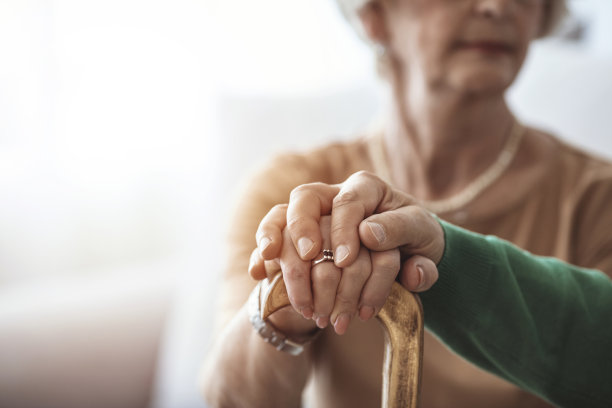 一对老年夫妇牵着手的镜头图片下载