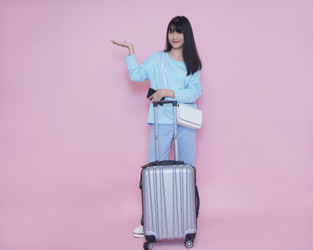 女人带着手提箱夏天旅行的颜色背景图片下载