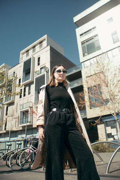 生活肖像，一个女商人走在现代地区的城市里昂，法国。图片下载