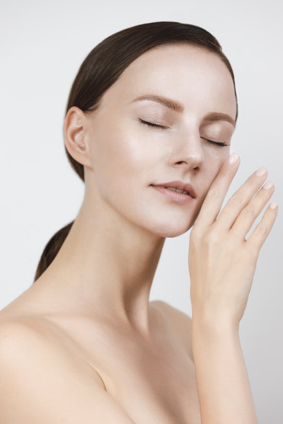 年轻女子，美丽健康的脸，白发，头发分开，扎成低马尾图片下载