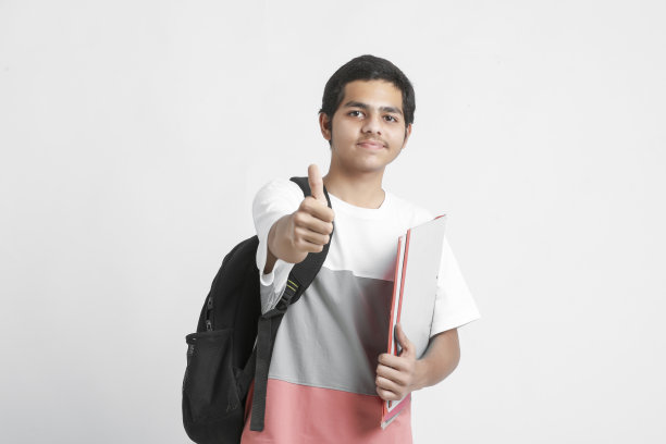 一个大学生手里拿着文件，在白色背景上竖起大拇指。图片下载