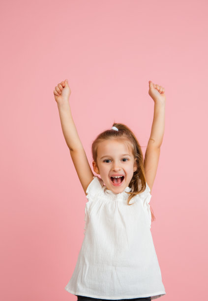 漂亮的白人女孩肖像孤立在粉红色的工作室背景与copyspace图片下载