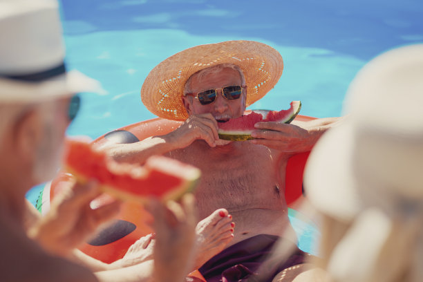 老朋友们在游泳池里吃西瓜图片下载