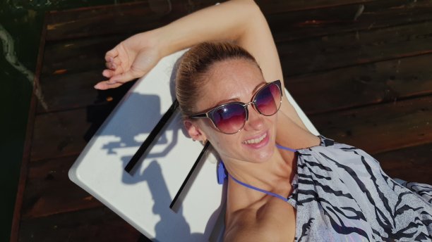 女人在拍自画像。用智能手机拍摄照片和视频。女孩，休息，放松，戴着墨镜走路，自拍。博客播放视频视频。图片下载