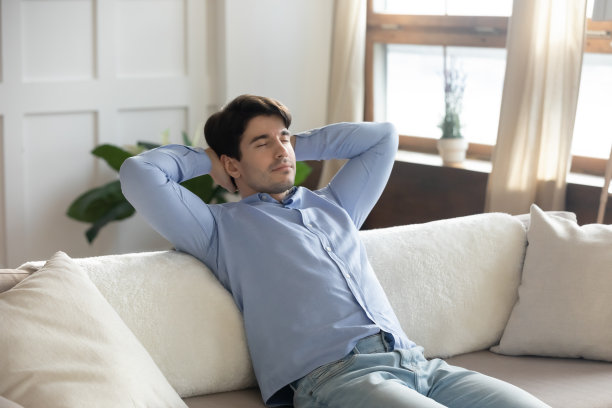 近距离观察一个安静的男人闭着眼睛在沙发上放松图片下载