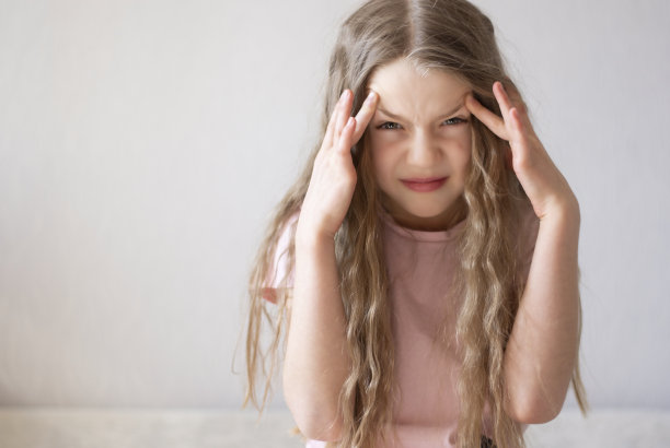 生病的女孩图片下载