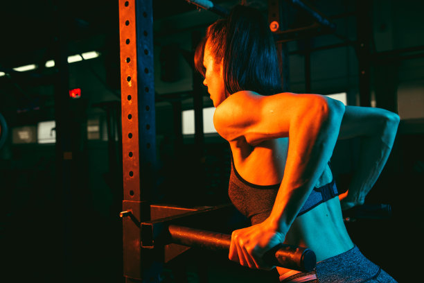 年轻的女运动员，健身教练在混合霓虹灯健身房训练。图片下载