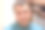 一名男子正拿着理发器对着镜头坐着。也许在家里被封锁了图片下载