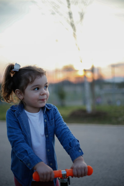 女孩骑推滑板车库存照片图片下载