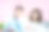 一名疲惫的上班族坐在粉红色背景的办公桌前。他们在办公室里睡着了。过度工作的概念。图片下载