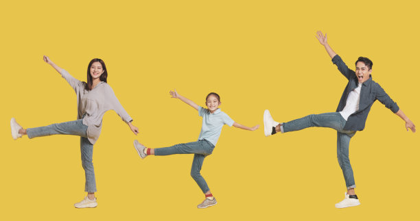 快乐的家庭与孩子散步和有乐趣图片下载