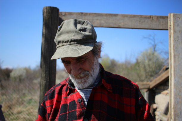 一个低着头微笑着的老人图片下载