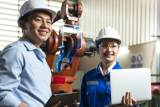 工程师合作两名亚洲男女技术员维护检查继电器机器人系统与平板电脑控制质量操作过程工作重工业4.0制造工厂图片下载