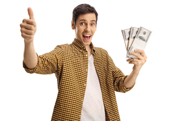 快乐的年轻人拿着一叠钱，竖起大拇指图片下载