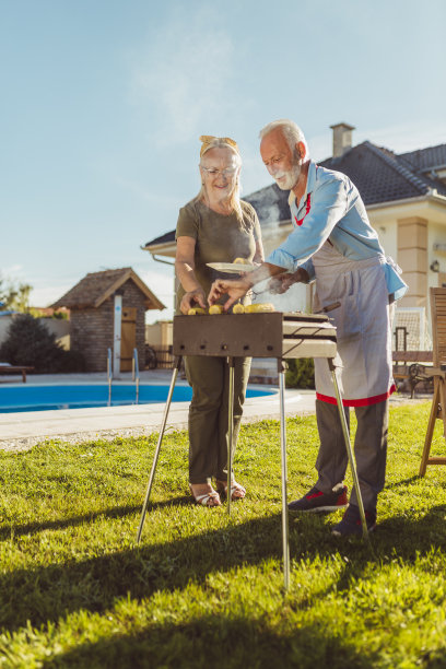 老夫妇在后院举行烧烤派对图片下载