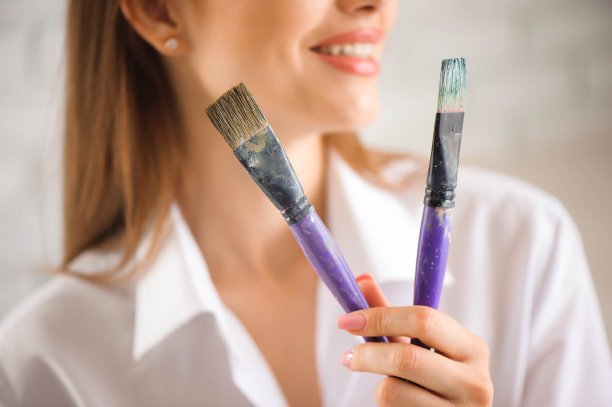 有才华的年轻女子画像画在艺术工作室的灵感。图片下载