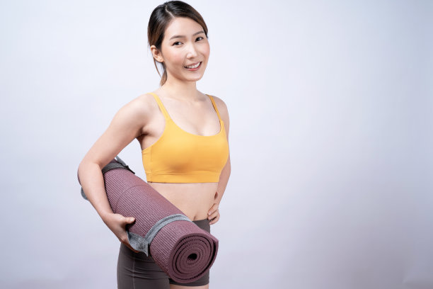 亚洲妇女黄色运动服，隔离在白色背景，保健和运动的概念。图片下载