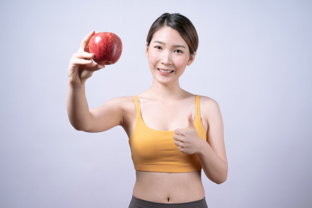 亚洲妇女穿着黄色运动服，孤立在白色背景下，保健和运动的概念。图片下载