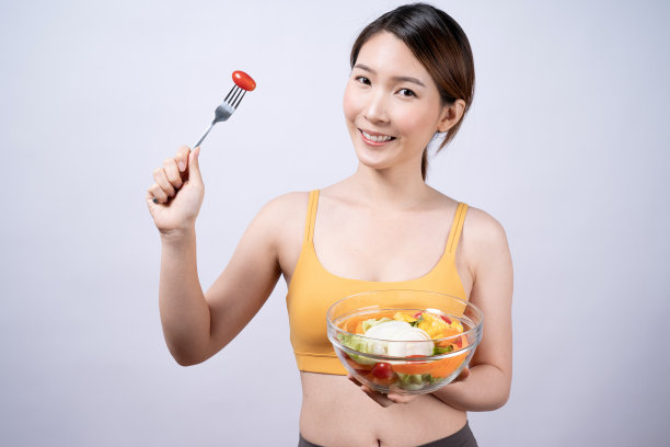 亚洲妇女黄色运动服，隔离在白色背景，保健和运动的概念。图片下载