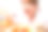 饥饿的女孩和日本食物。胃口大开的女孩高兴地吃着寿司。金发女郎用筷子吃饭。放大的照片。图片下载