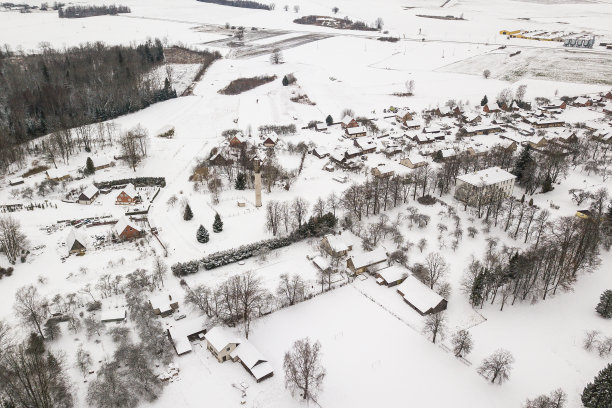 图拉瓦村冬季的鸟瞰图，拉脱维亚图片下载