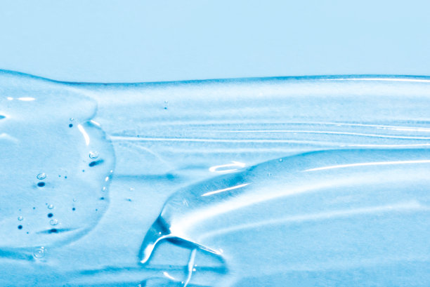 蓝色背景上的透明透明质酸凝胶。图片下载