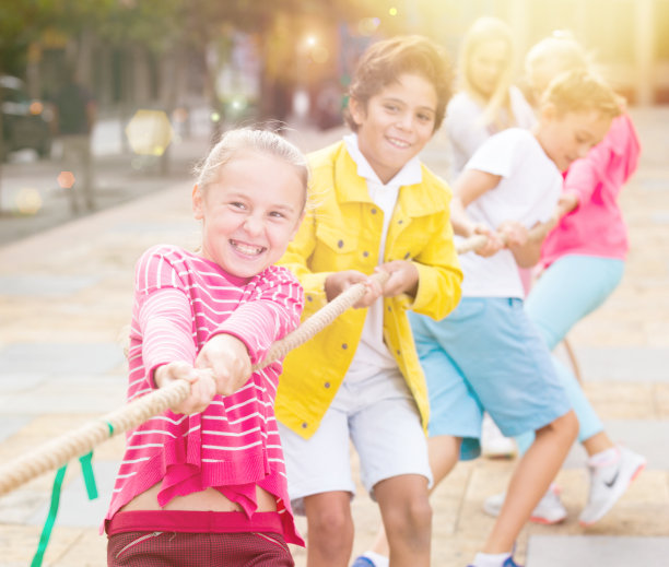 孩子们在拉绳子图片下载