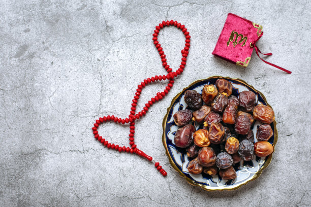 斋月期间的流行食物——干枣。卡兰，念珠在混凝土背景俯视图平躺穆斯林节日的神圣斋月图片下载