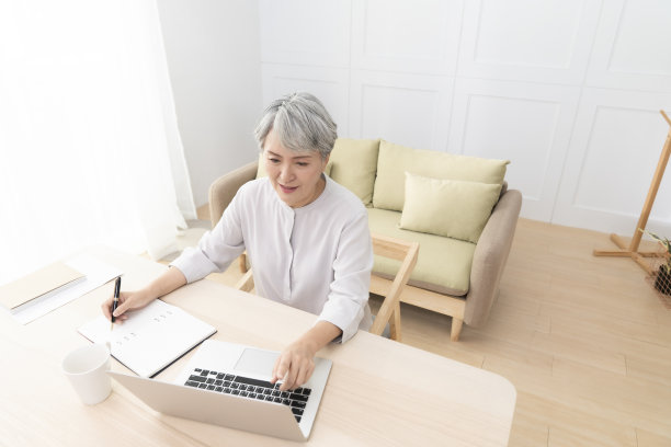 2019冠状病毒病大流行期间在家工作的年长职业女性图片下载