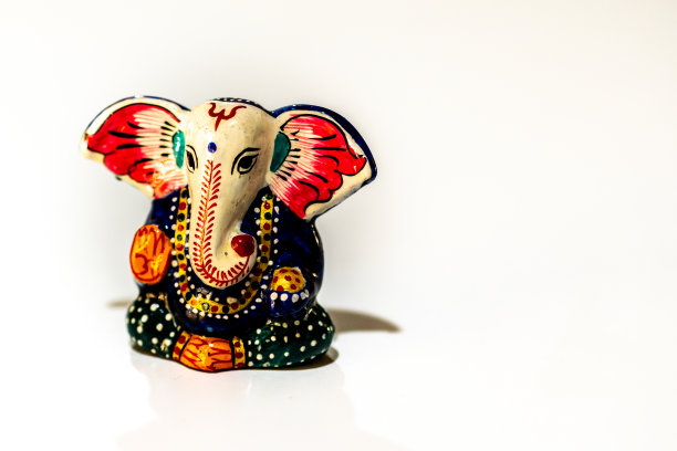 小的彩色赤陶土象头灰。右灰拷贝空间。图片下载