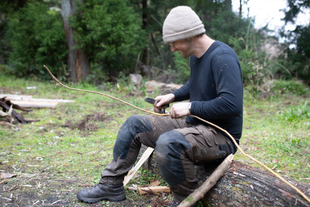 用自然界的藤蔓做绳子的人图片下载