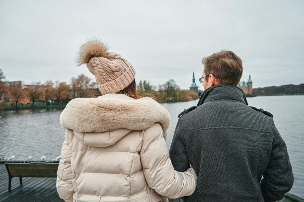 这是一对不认识的情侣白天站在湖边的照片图片下载