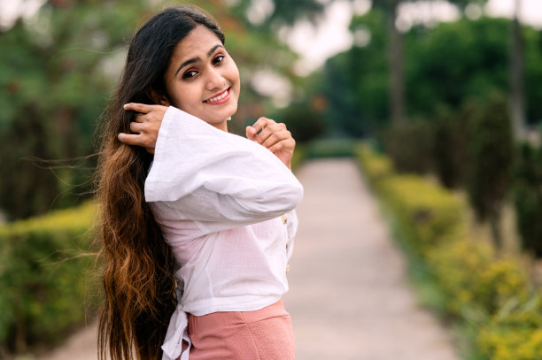 快乐的年轻女子在公园玩得很开心图片下载