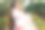 快乐的年轻女子在公园玩得很开心图片下载