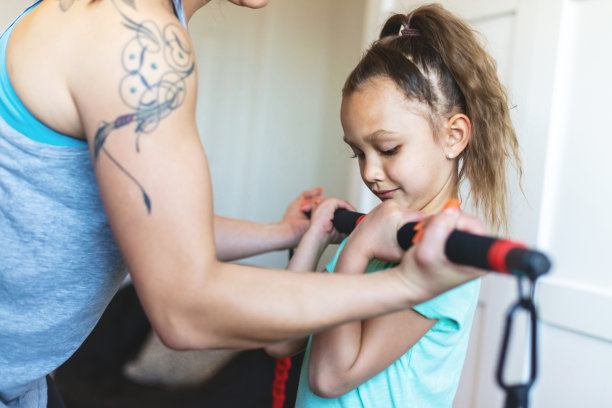 千禧一代西班牙裔女性母亲与小女儿一起工作的照片系列图片下载