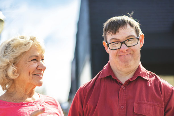 成年男子肖像与唐氏综合症照片系列图片下载