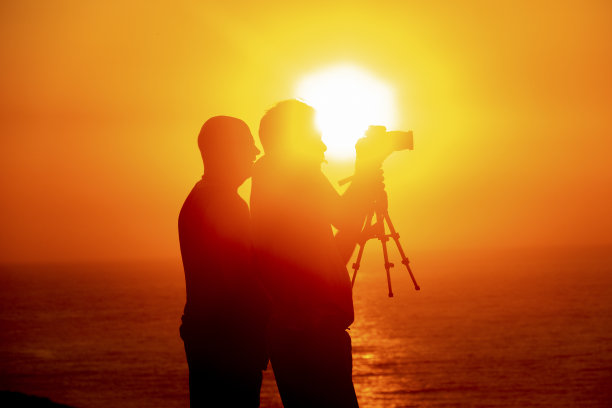 在日出时拍照图片下载