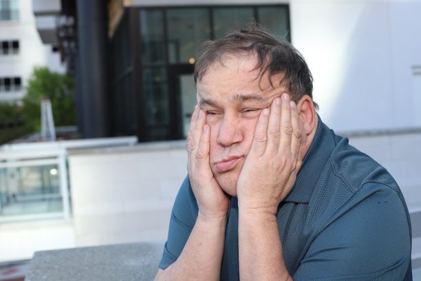 成年自闭症男性在镜头前摆姿势图片下载