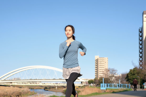 在河岸上奔跑的女人图片下载