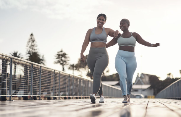 两个年轻女人一起跑步的照片图片下载