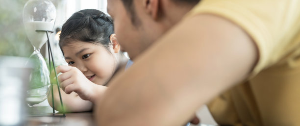 亚洲家庭谈话父亲和女儿休闲布一起在餐桌上谈家的幸福甜蜜的家的想法概念图片下载